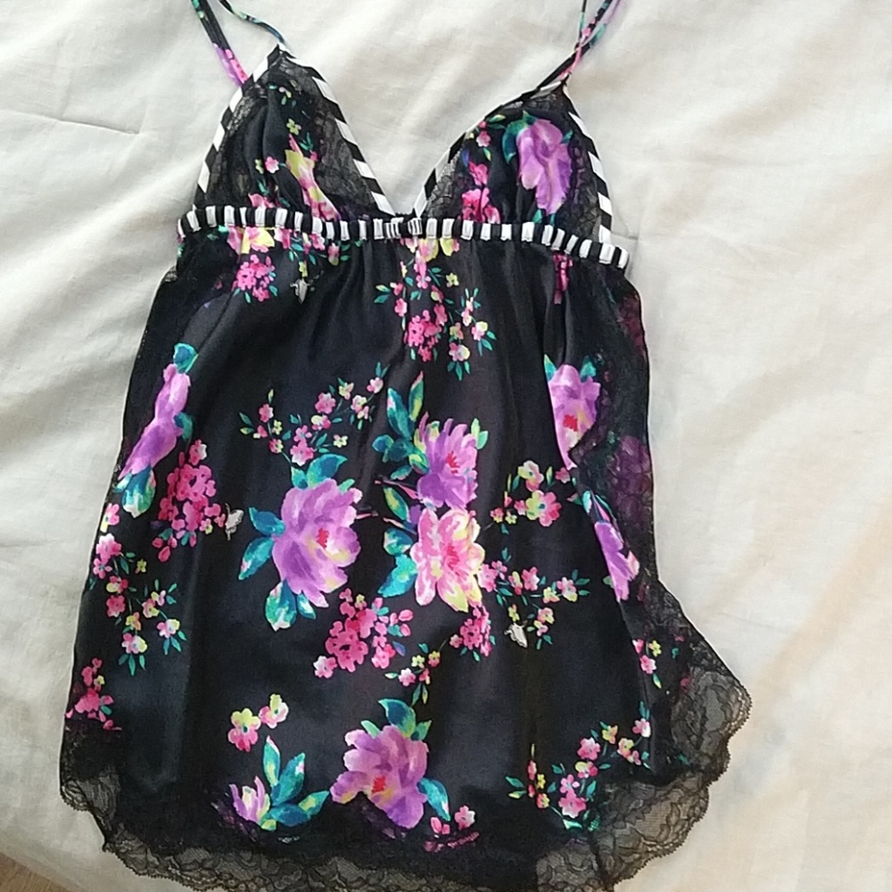 Victoria's secret bra 32 c nighty med. Panties med